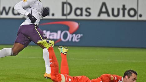 Romelu Lukaku (l.) schießt den FC Everton beim VfL Wolfsburg in Führung
