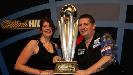 2015 William Hill PDC World Darts Championships-Day Fourteen-Gary Anderson mit Rachel Ford und WM-Pokal