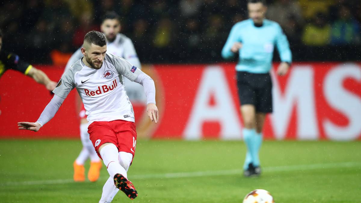 Doch mit Wiederanpfiff wird die Stimmung in den Reihen der Dortmunder weiter gedämpft. Nach einer Ringereinlage von Innenverteidiger Toprak gegen den wuseligen Hwang gibt es zurecht Elfmeter für Salzburg. Berisha verwandelt sicher zur Führung