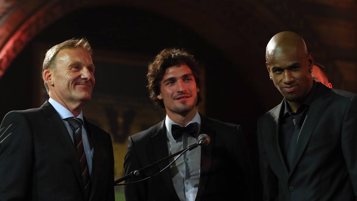 Nach der Saison gibt Watzke die Devise für 2019/20 vor: Dortmund will um den Titel mitspielen. Und die Verantwortlichen um "Aki" tun alles dafür, dass der BVB vor Bayern landet. Mats Hummels (M.) wird zurückgeholt, Topspieler wie Julian Brandt, Thorgan Hazard und Nico Schulz verpflichtet. Möglicherweise erklimmt Dortmund bald wieder den Gipfel - auch dank Watzke