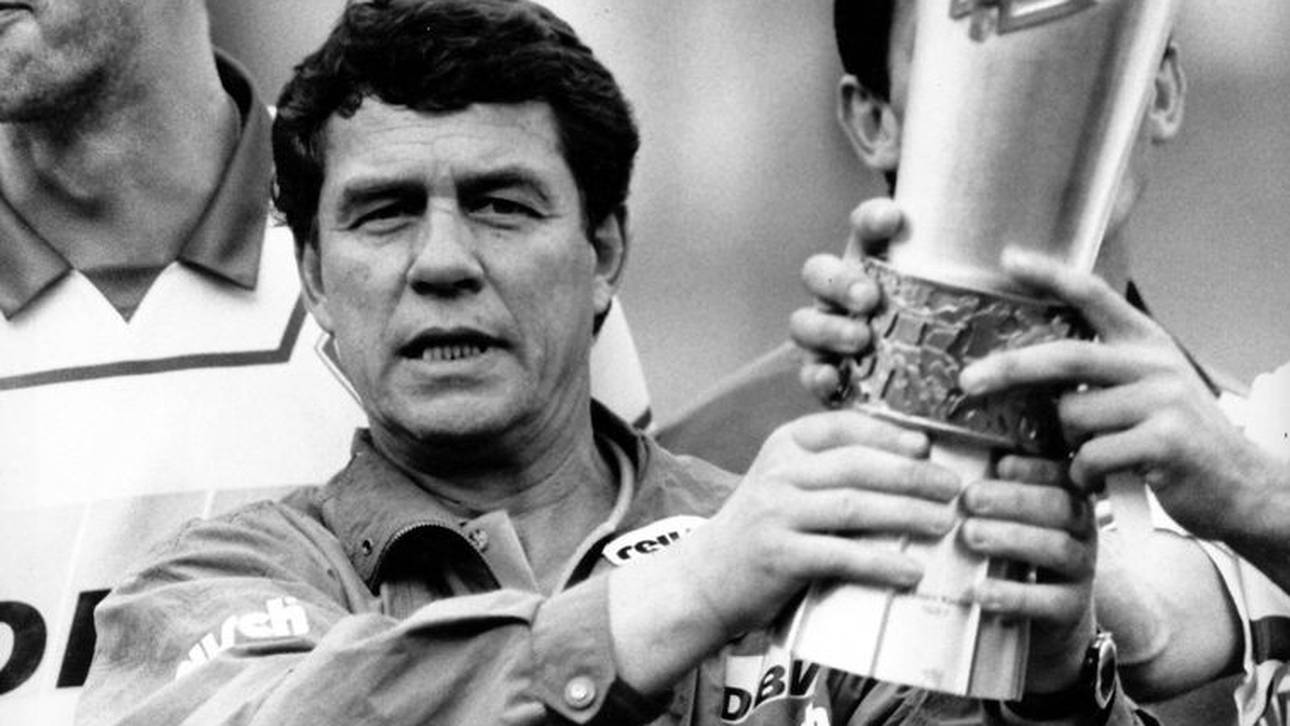Otto Rehhagel stemmte 1993 nach der Meisterschale auch den Supercup in die Höhe