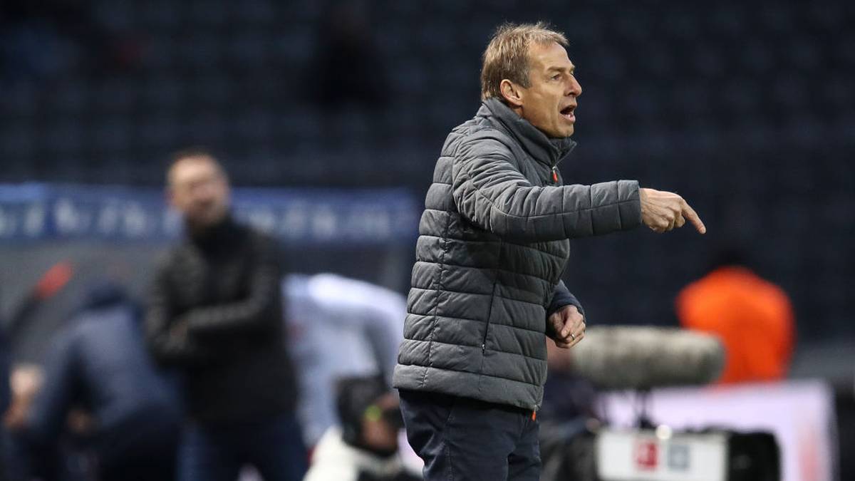 Doch es soll nur ein kurzes Intermezzo sein. Mit großen Vorschusslorbeeren und beinahe übermütigen Visionen angetreten, zieht sich Klinsmann nun wieder in den Aufsichtsrat zurück. Grund für den Rückzug: fehlendes Vertrauen in seine Arbeit