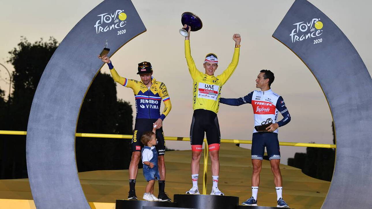 Im vergangenen Jahr übernahm Tadej Pogacar (M.) erst am vorletzten Tag das Gelbe Trikot von Primoz Roglic (l.)
