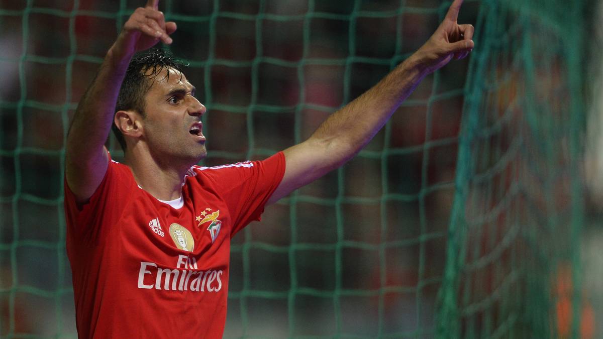 JONAS: Der Brasilianer hat bei Benfica seine fußballerische Heimat gefunden. Nach passablen dreieinhalb Jahren beim FC Valencia hat er sich in Lissabon zur absoluten Tormaschine entwickelt. Ähnlicher Freigeist wie Müller, rochiert viel, überrascht seine Gegenspieler gerne mit ungewöhnlichen Laufwegen. Müller ist normalerweise natürlich stärker, aber Jonas' herausragende Form verdient ein Unentschieden. 6:4.
