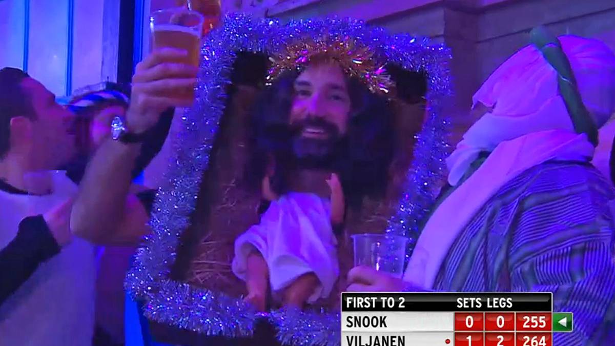 Heiligabend ist nicht mehr fern - manch einer scheint ihn aber schon etwas verfrüht zu feiern. Wie dieser Darts-Fan, der seinen Kopf herhält, um das Neugeborene von Josef und Maria zu verkörpern