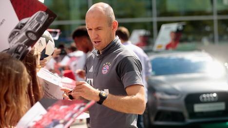 FC Bayern Muenchen New Car Handover