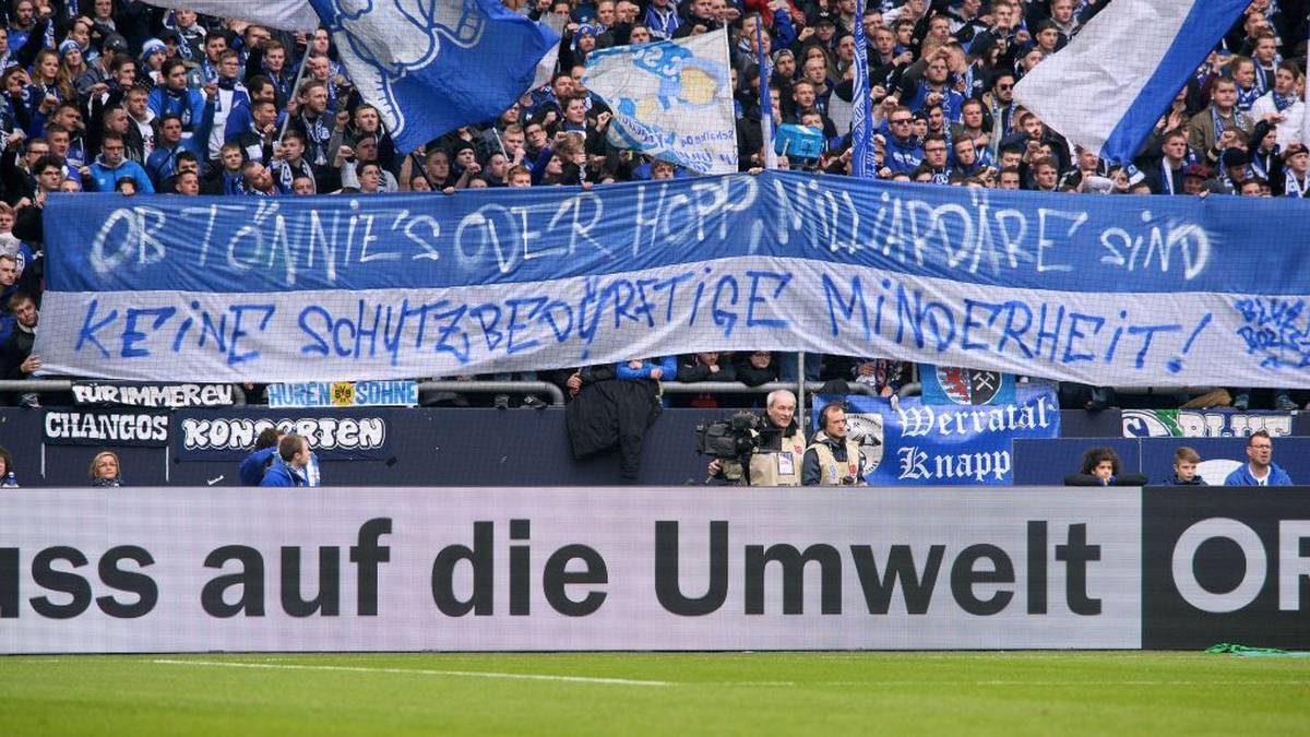 Clemens Tönnies - Aufsichtsratschef bei S04 - wurde aufgrund seiner rassistischen Aussagen vergangenen Jahres erneut vom eigenen Anhang kritisiert