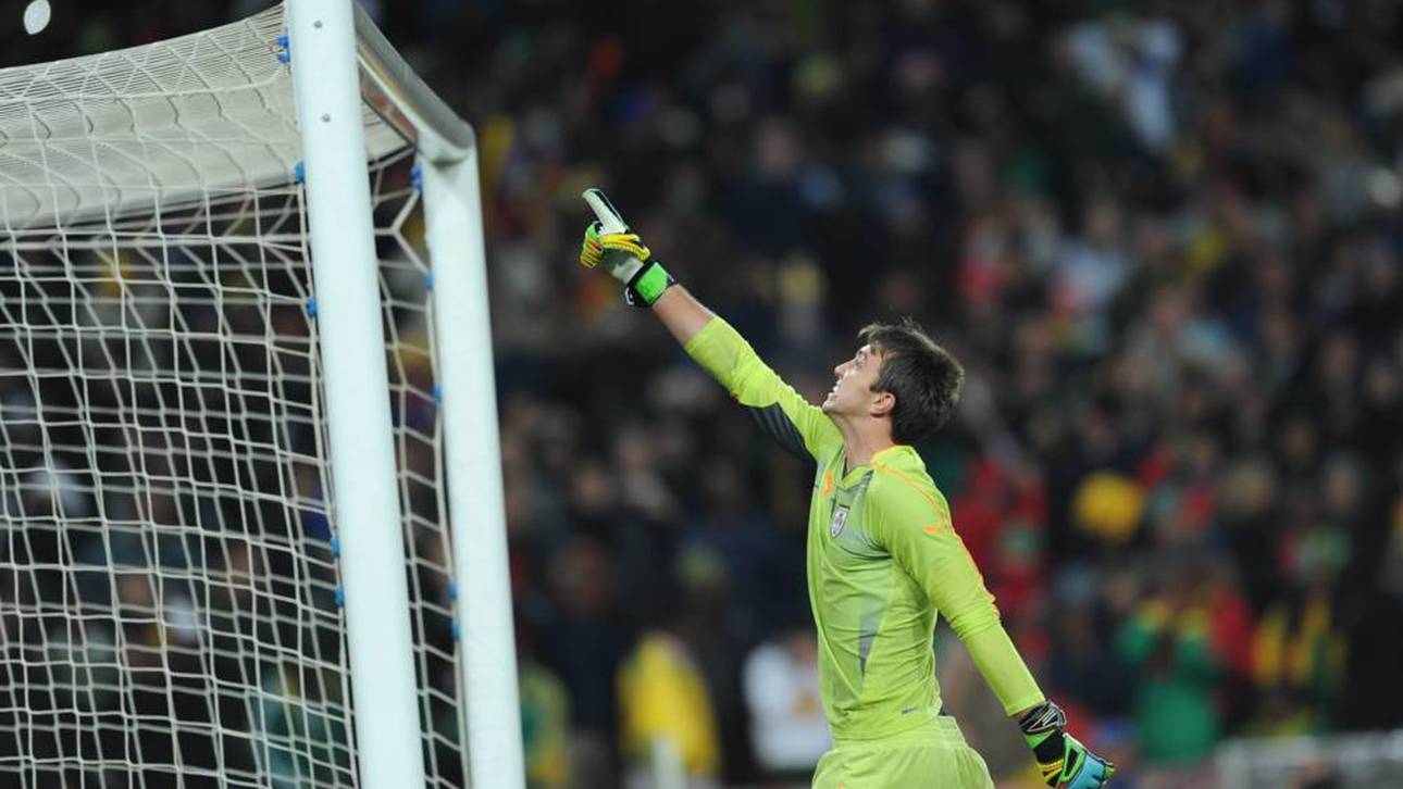 Uruguay-Keeper Fernando Muslera bedankt sich bei der Latte