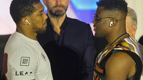 Anthony Joshua (l.) und Francis Ngannou beim Face-off
