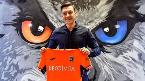Der frühere deutsche Nationalspieler Mesut Özil beendet offenbar seine Karriere als aktiver Fußballer. Mit sofortiger Wirkung, mitten in der laufenden Saison.