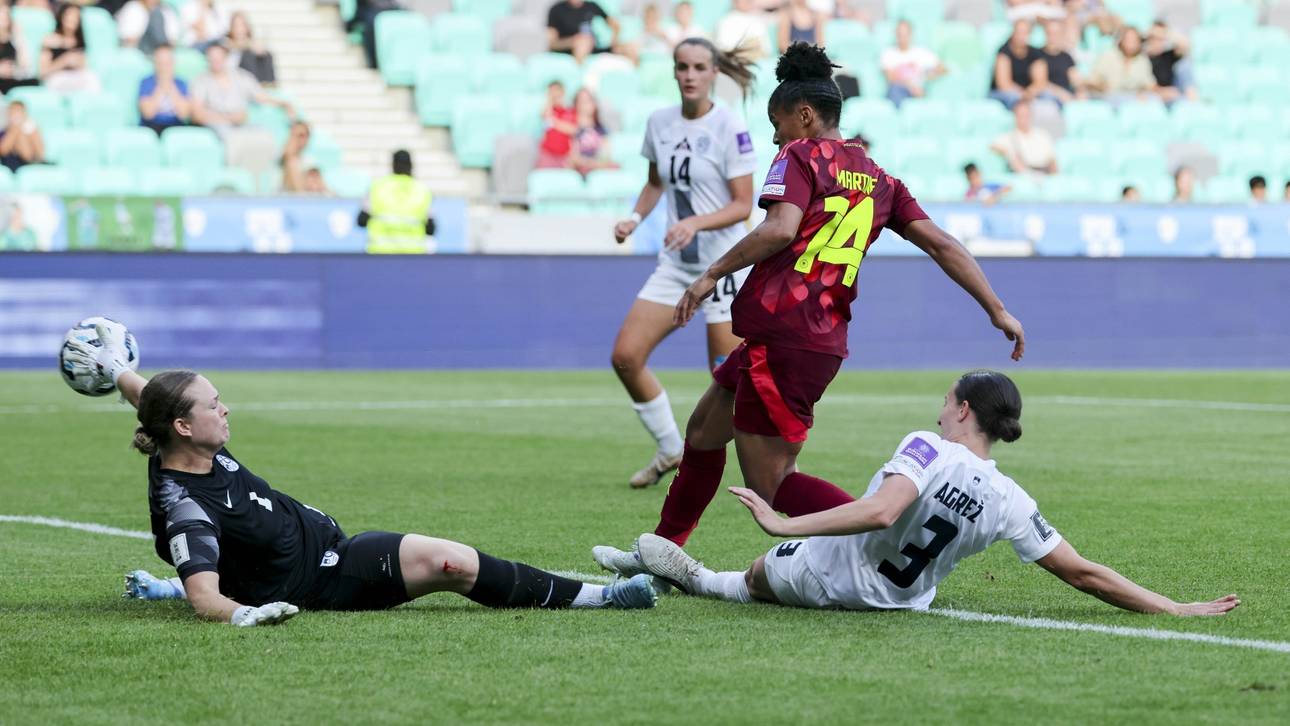 DFB-Frauen beschenken Wück