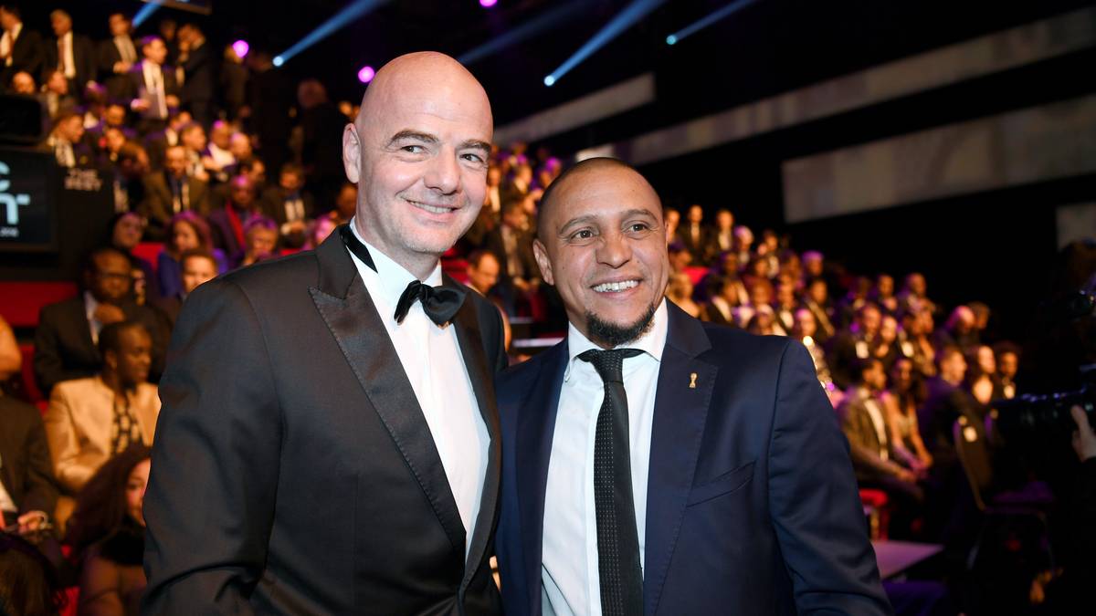 Ex-Real-Profi Roberto Carlos (r.) meint etwa: "Es ist ein wenig seltsam und traurig, dass nicht ein Spieler von Barcelona zu einer solch wichtigen Gala kommt. Wenigstens Messi sollte hier sein. Viele hätten ihn gerne hier gesehen, auch ich"