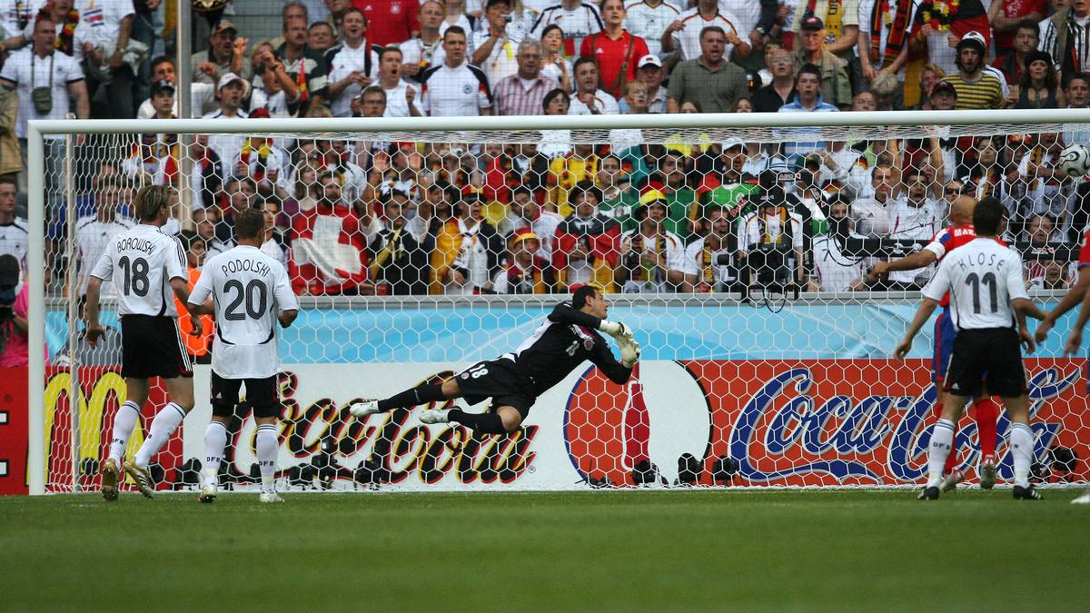 WM 2006: DEUTSCHLAND - COSTA RICA 4:2 - Heim-WM in Deutschland und statt Weltmeister Brasilien eröffnet wieder einmal der Gastgeber das Turnier. Das Traumtor von Philipp Lahm zur frühen Führung ist wohl noch allen Fans des DFB-Teams in Erinnerung. Es ist das torreichste WM-Eröffnungsspiel aller Zeiten