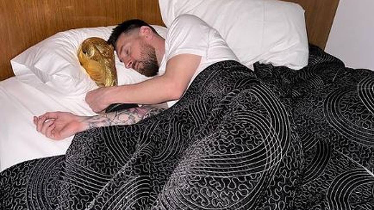 Messi schläft neben WM-Pokal