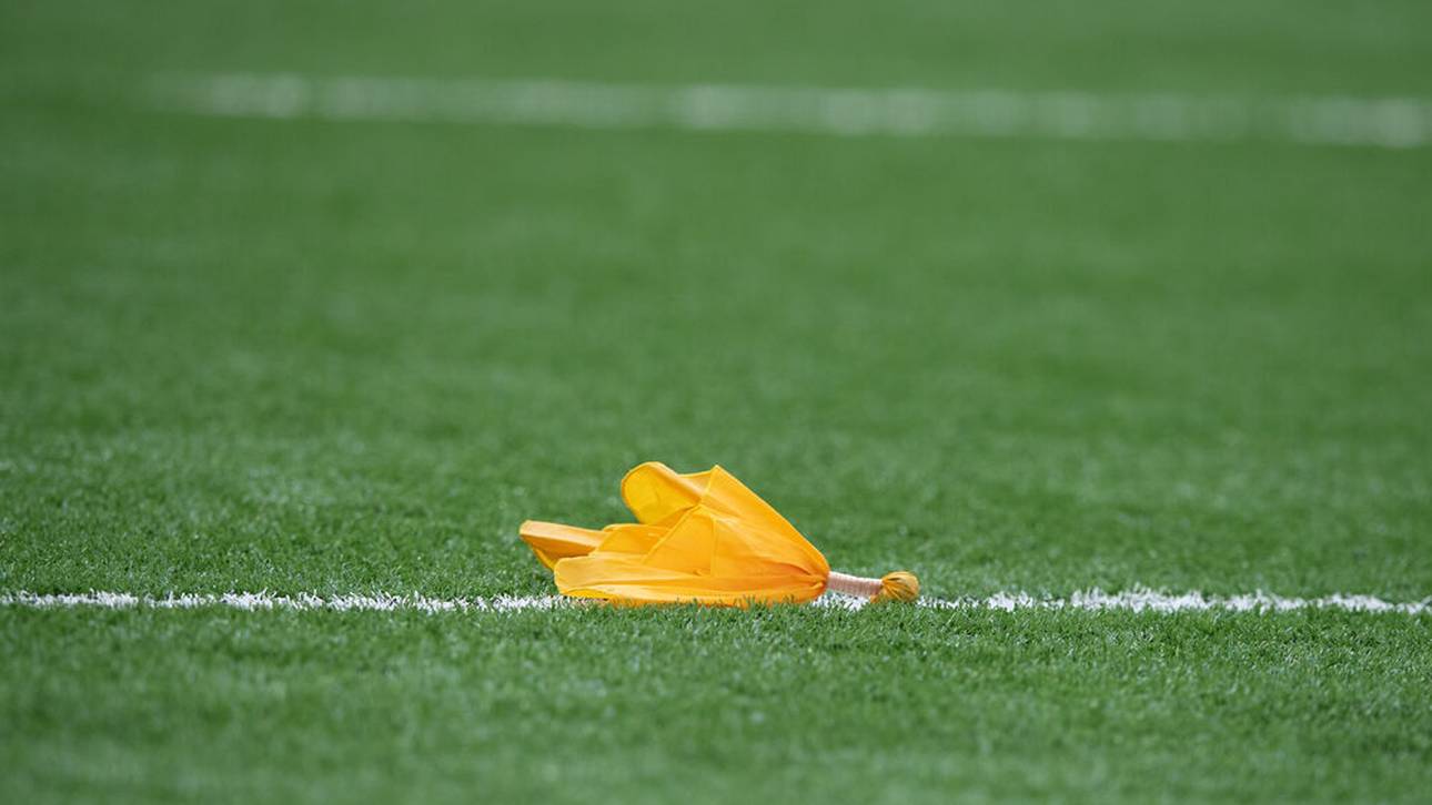 NFL Regeln: Die gelbe Flagge wird im Falle eines Regelverstoßes vom Schiedsrichter geworfen.