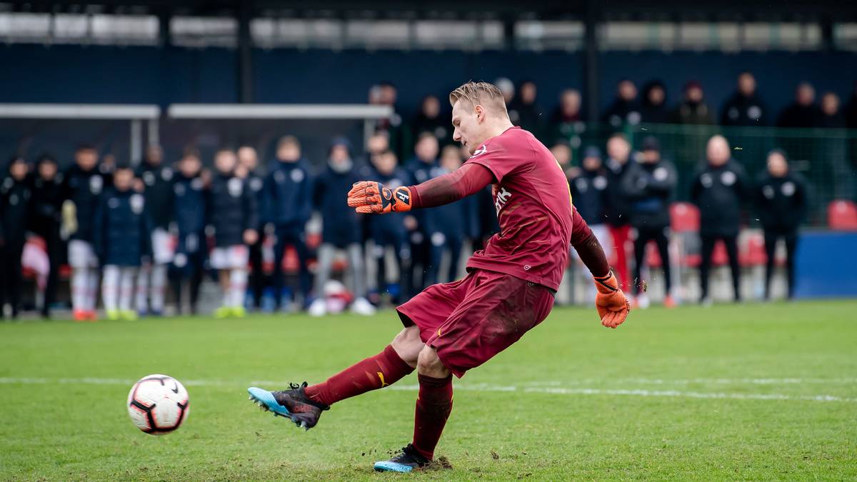 LUCA UNBEHAUN: Der Keeper der U19 saß bereits einmal bei den Profis auf der Bank und hat ebenfalls einen Profivertrag in der Tasche. In 19 Bundesliga-Spielen hielt er neun Mal seinen Kasten sauber und kassierte erst 14 Gegentreffer