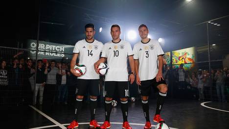 Emre Can, Lukas Podolski und Jonas Hector (v.l.) bei der Vorstellung des EM-Trikots