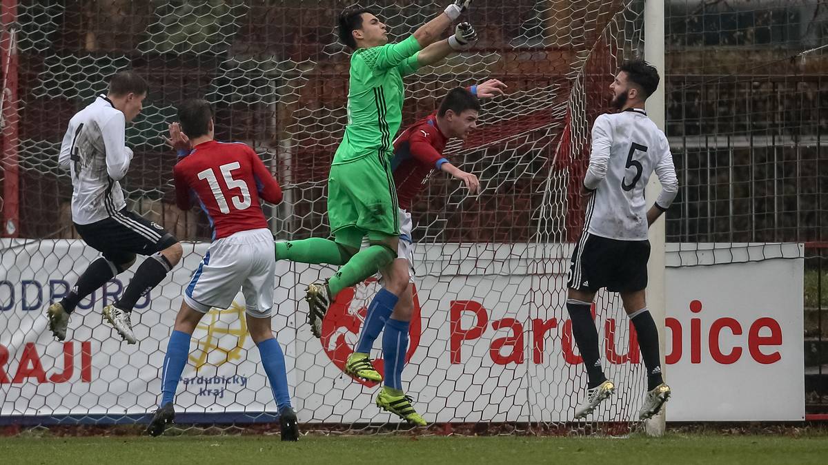 SEBASTIAN HORNUNG (VfB Stuttgart, 13.2.01): Hornung spielt bei der U19 in Stuttgart und ist mit 1,79 Metern ein vergleichsweise kleiner Torhüter - dafür ist es  am Ball technisch beschlagen. In der laufenden Saison kommt der 18-Jährige auf 22 Junioren-Bundesligaspiele und spielt neun Mal zu Null