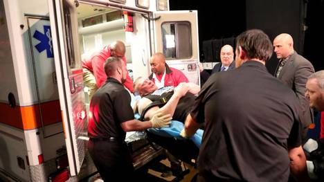 Brock Lesnar wurde bei WWE Monday Night RAW unter einem Bühnengerüst begraben