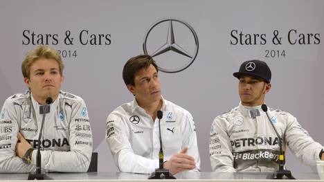 Toto Wolff (M.) bei einer Pressekonferenz mit Nico Rosberg (l.) und Lewis Hamilton