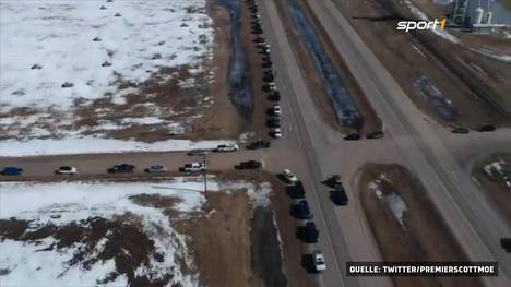 Edmonton-Oilers-Spieler Colby Cave verstarb an den Folgen einer Hirnblutung. Auf dem Highway 16 in North Battleford zollen die Menschen seiner Familie Tribut - eine großartige Geste.