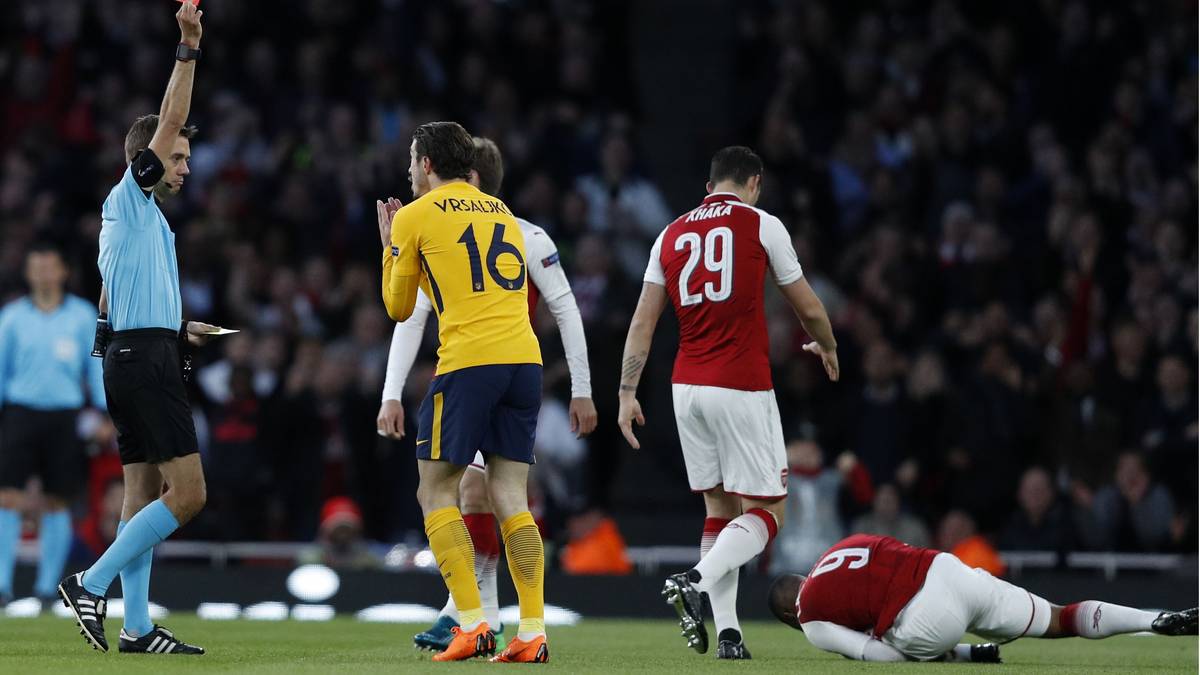 Keine zehn Minuten sind in London gespielt, da zückt der französische Referee Clement Turpin schon die Gelb-Rote Karte. Nach hartem Einsteigen gegen Alexandre Lacazette ist für Sime Vrsaljko Feierabend