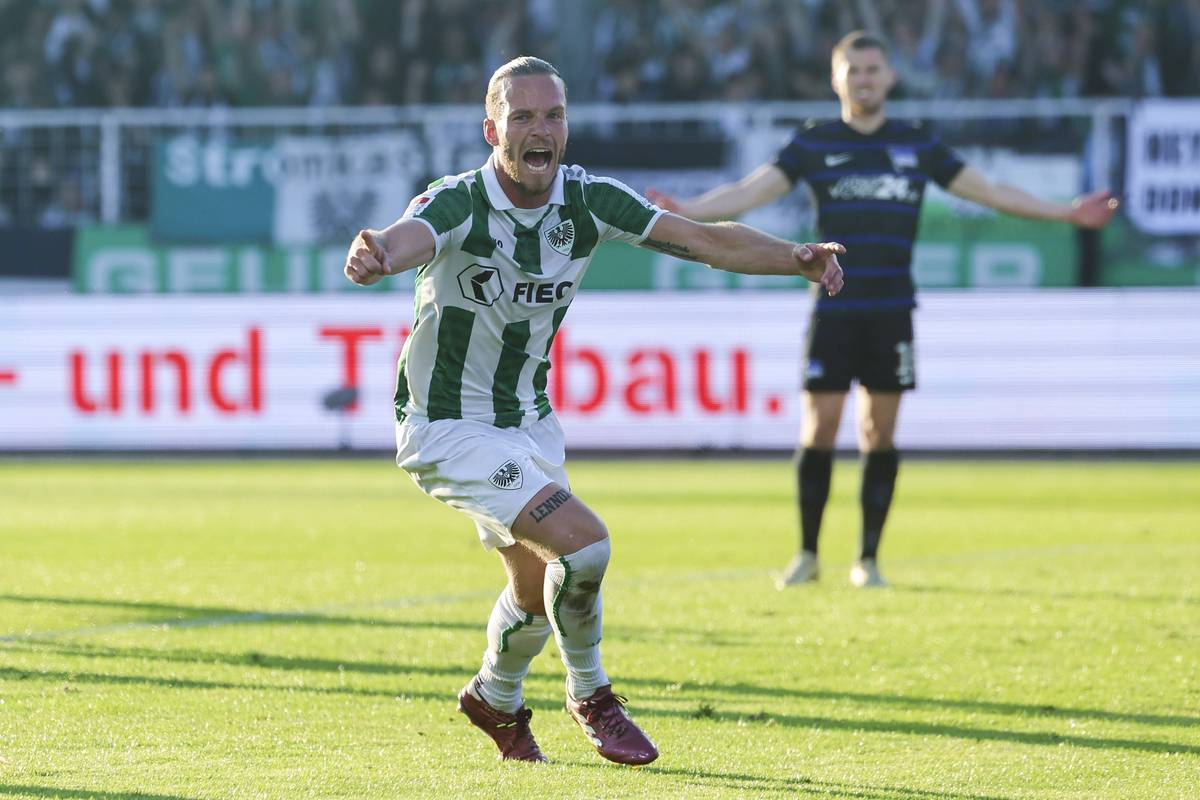 SPORT1 präsentiert die Top 10 Szenen vom 33. Spieltag der 2. Bundesliga:  
Preussen Münster sammelt durch ein Traumtor per Hacke Big Points im Abstiegskampf, Florian Kainz schießt den 1. FC Köln per Doppelpack in Richtung Bundesliga und nach dem 6:1 des HSV gegen Ulm brechen im Volksparkstadion alle Dämme.