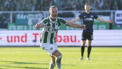 SPORT1 präsentiert die Top 10 Szenen vom 33. Spieltag der 2. Bundesliga:  
Preussen Münster sammelt durch ein Traumtor per Hacke Big Points im Abstiegskampf, Florian Kainz schießt den 1. FC Köln per Doppelpack in Richtung Bundesliga und nach dem 6:1 des HSV gegen Ulm brechen im Volksparkstadion alle Dämme.