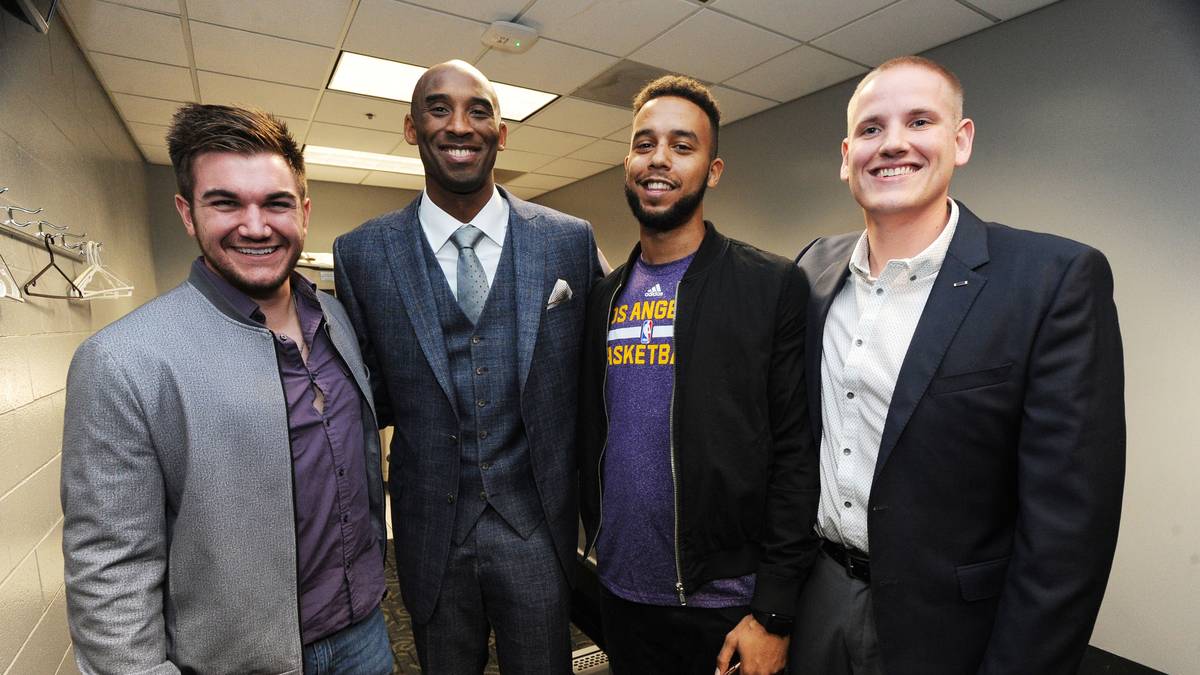 Auch Kobe Bryant lässt es nicht sich nehmen, die drei Helden kennen zu lernen