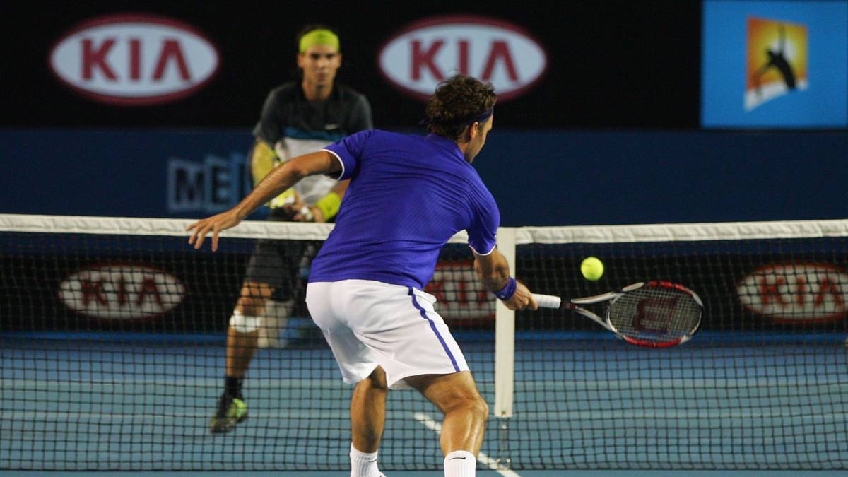 PLATZ 3 - AUSTRALIAN-OPEN-FINALE 2009: Das Endspiel von Melbourne geht in die Geschichte ein. Federer und Nadal liefern sich über vier Sätze einen Schlagabtausch (7:5, 3:6, 7:6, 3:6). Im entscheidenden Satz ist Nadal mental frischer und gewinnt seinen ersten Grand-Slam-Titel auf einem Hartplatz