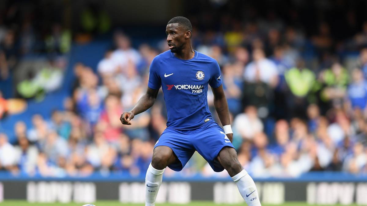 PLATZ 15: ANTONIO RÜDIGER. Der deutsche Nationalspieler kam für 35 Millionen Euro vom AS Rom zum FC Chelsea. Trotz der wegen des Confed Cups verkürzten Vorbereitung sicherte sich der 24-Jährige sofort einen Stammplatz und verpasste bisher keine Minute