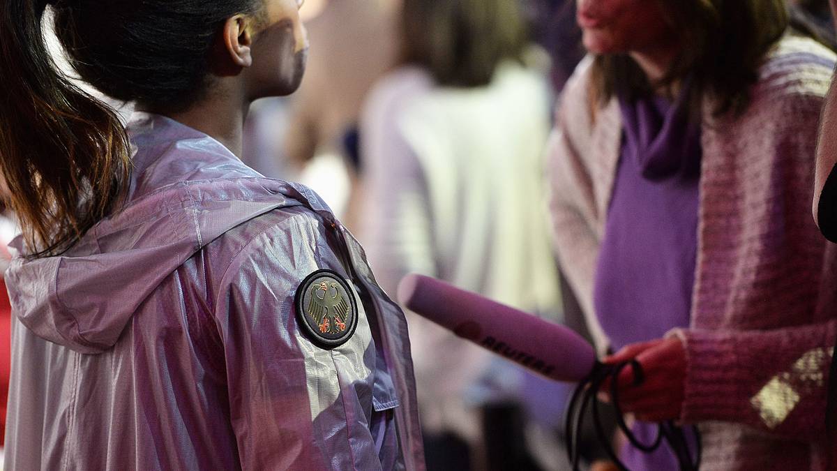 Als zusätzliche Kennung prangt auf der Jacke noch der Bundesadler