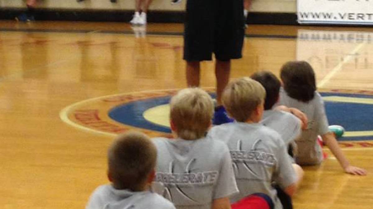 Curry ist bekannt für sein soziales Engagement. Hier unterrichtet er kleine Kinder beim Basketball