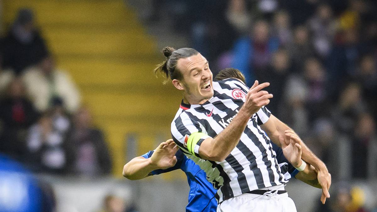 Frankfurt hat in Person von Alex Meier die erste Torchance, doch der Stürmer findet seinen Meister in TSG-Keeper Oliver Baumann