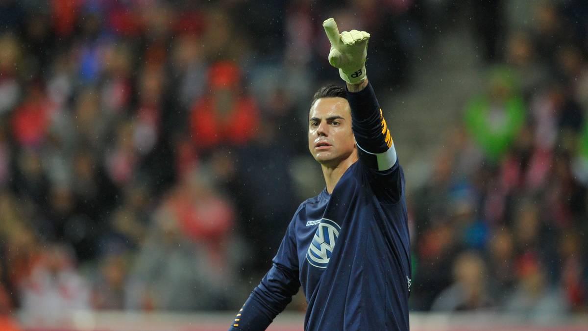 VFL WOLFSBURG: DIEGO BENAGLIO: Machtlos bei allen Gegentoren. Hielt insgesamt sechs Torschüsse. Hatte an der Packung der Wolfsburger noch am wenigsten Schuld. SPORT1-Note 3