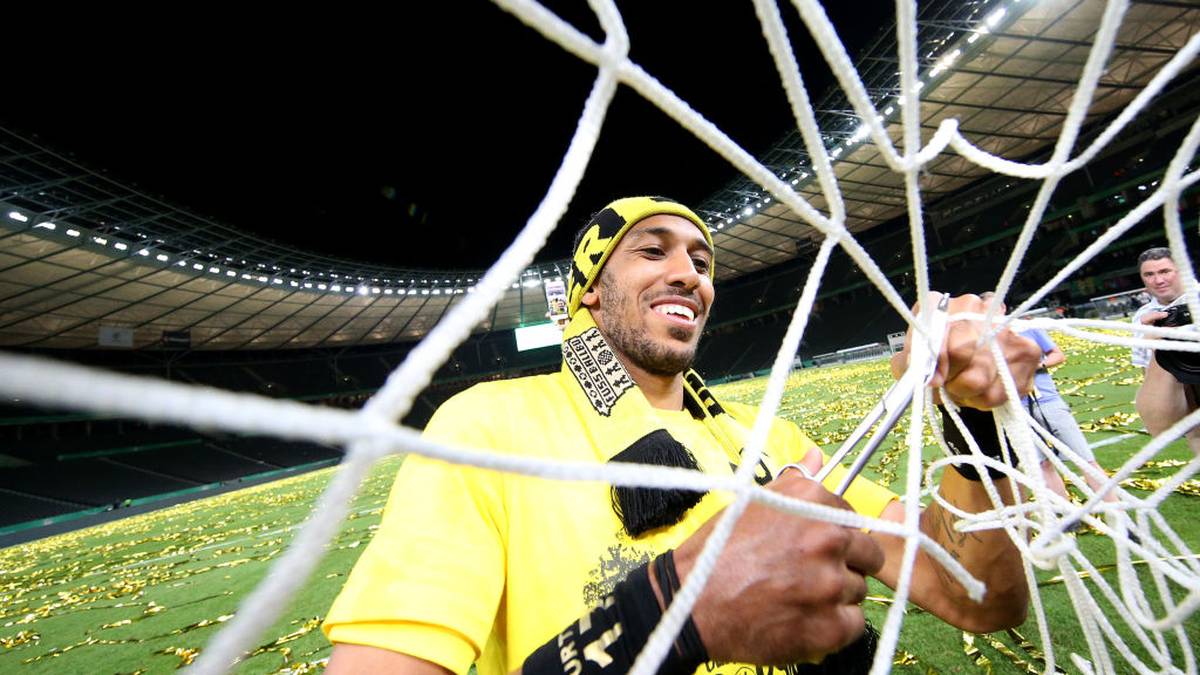 "Ja, ich hatte ein Angebot. Aber ich glaube, die Chinesen haben sich schwer getan, dem BVB ein Angebot zu unterbreiten", sagte er der "Welt am Sonntag". "Ich habe auch das Hin und Her beim Wechsel von Anthony Modeste mitbekommen. Ich bin für klare Sachen. Und diese Sache war alles andere als klar, deshalb habe ich sie beiseite gelegt" 