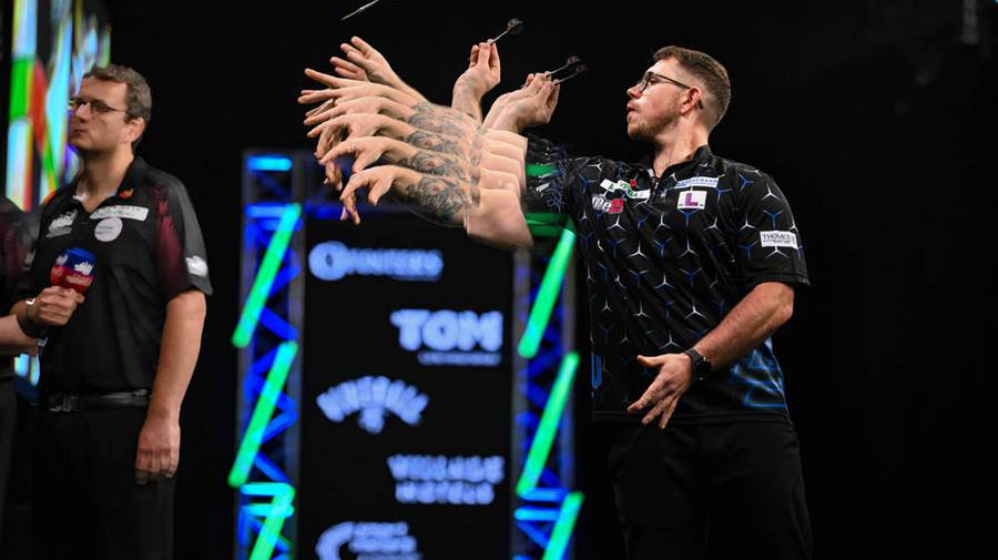 JETZT im TV & Stream: Vollendet er ein Stück deutsche Darts-Geschichte?