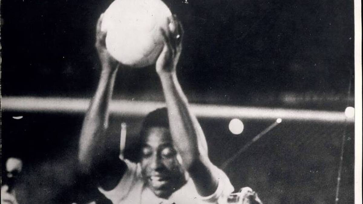 Am 19. November 1969 erzielte Pelé im Maracana gegen Vasco da Gama sein 1000. Karriere-Tor. Von den anderen Menschen wurde Pele auf den Schultern getragen und gefeiert.