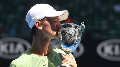 Sebastian Korda feiert seinen Sieg in Melbourne mit einem Kuss für den Pokal
