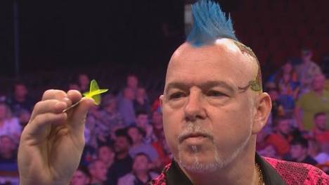 Peter Wright zieht nach einem konzentrierten Auftritt in der ersten Runde des World Darts Grand Prix gegen Kim Huybrechts in Runde zwei ein des Turniers.