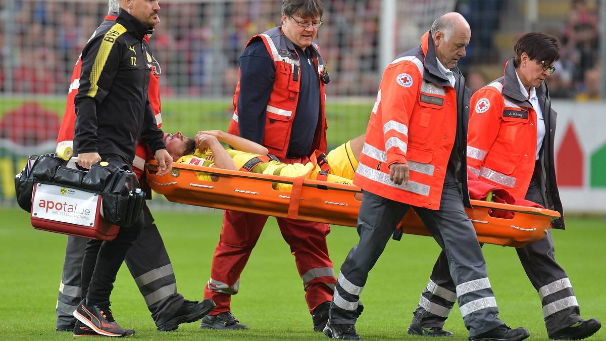 und muss mit der Trage vom Platz gebracht werden