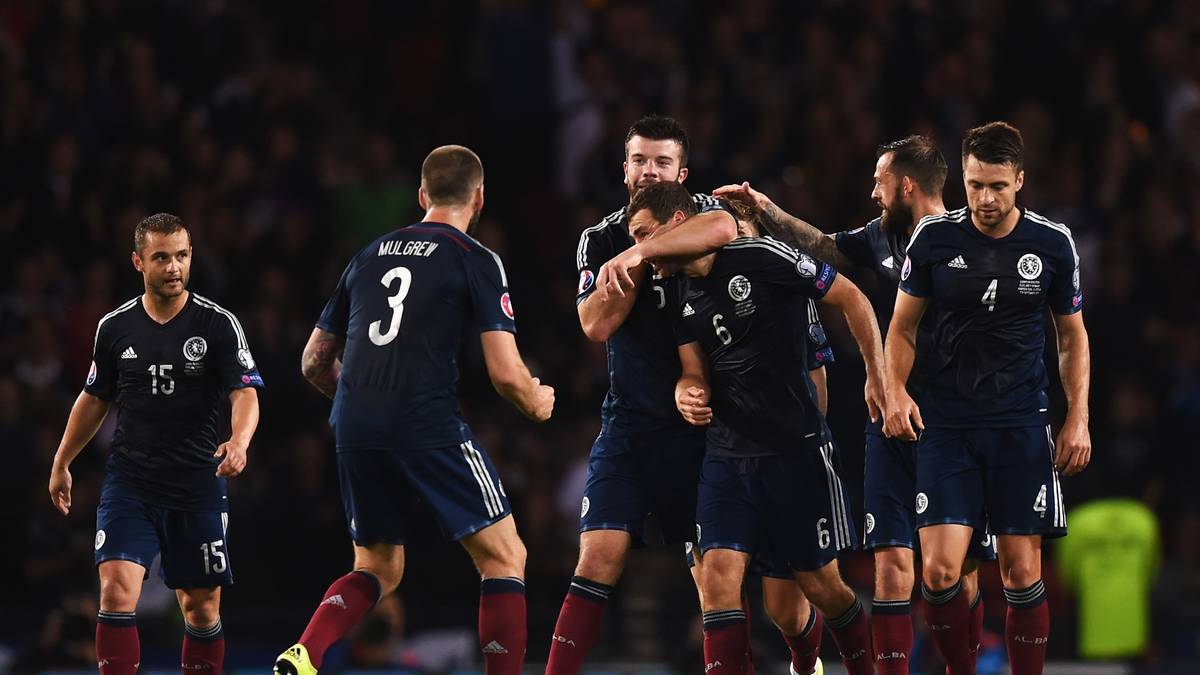 Aber nicht allzu lange. Abermals schlagen die "Bravehearts" zurück - und wieder ist es ein Standard.  Nach einer Ecke von Maloney kann das deutsche Team nicht richtig klären. James McArthur (Mitte) nimmt die Kugel direkt und überwindet den unglücklich aussehenden Manuel Neuer zum zweiten Mal. Gündogan hebt das Abseits auf