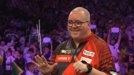 Luke Littler performt weiter in seiner eigenen Liga und spielt im Viertelfinale des letzten Spieltags vor den Playoffs nicht nur gut 114 Punkte im Average, sondern wirft dabei auch keinen Dart am Doppelfeld vorbei.