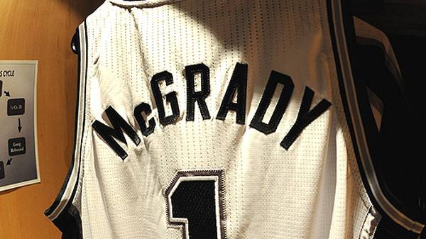 Sein Trikot bleibt ab sofort im Schrank hängen: Tracy McGrady erklärt seinen Rücktritt aus der NBA. "Ich habe 16 Jahre das Spiel gespielt, das ich liebe. Ich hatte eine tolle Zeit", sagt McGrady bei "ESPN". Der einstige Superstar muss sich seinen chronischen Verletzungsproblemen mit nur 34 Jahren beugen. Bei den San Antonio Spurs kann er wenigstens seine schwarze Playoff-Serie noch beenden. SPORT1 blickt auf seine Karriere zurück
