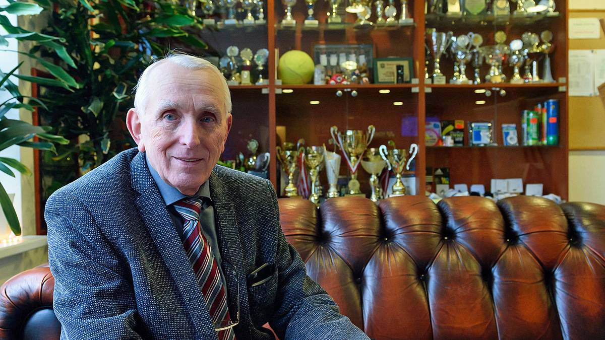 Eine wichtige Rolle nimmt auch Opa Janusz ein. "Mein Opa hatte großen Einfluss auf mich, ohne ihn wäre ich nicht hier. Er hat immer an mich geglaubt. Ohne die beiden hätte ich Australien nicht gewonnen“, sagt Kerber über Oma und Opa. Bei den Großeltern im polnischen Puszczykowo verbringt Kerber noch heute ihre Urlaube, dort stehen auch die beiden Grand-Slam-Trophäen