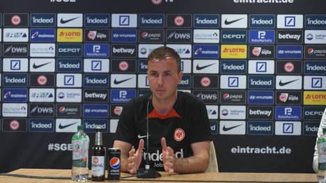 Mario Götze erklärt, warum er von Hansi Flick nicht für die Länderspiele nominiert wurde und dass er sich vor der EM 2024 vor allem auf den Verein Eintracht Frankfurt fokussiert.