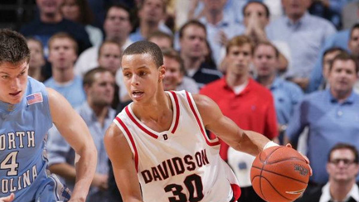 Curry macht in der Mannschaft des Davidson College auf sich aufmerksam. Sein Spitzname lautet "Baby-face assassin". Hier sieht man, warum. Drei Jahre lang spielt er für die Davidson Wildcats. 2009 wird der Aufbauspieler von den Golden State Warriors an siebter Stelle gedraftet. Seitdem führte ihn seine Karriereleiter steil nach oben. Nur Sprunggelenksverletzungen machten ihm immer wieder Probleme