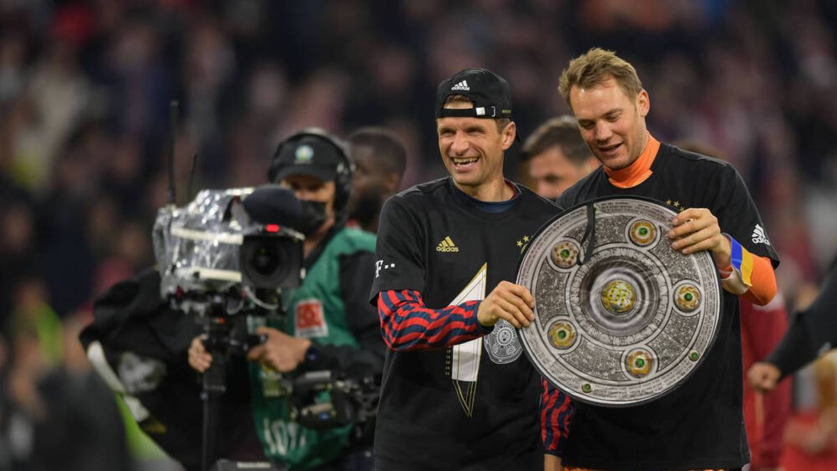 Thomas Müller (li.) hat mit seinem elften Titel nun die meisten Meisterschaften aller Bayern-Spieler gewonnen