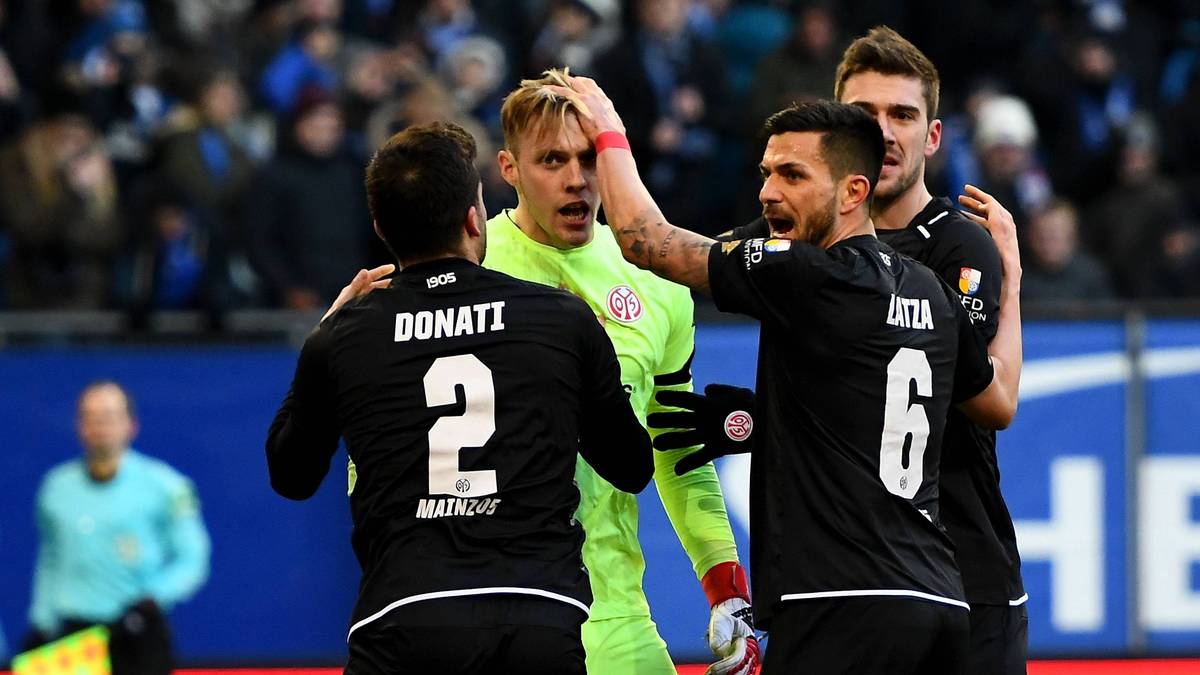 Die Mainzer feiern ihren jungen Keeper, der ihnen einen Punkt rettet
