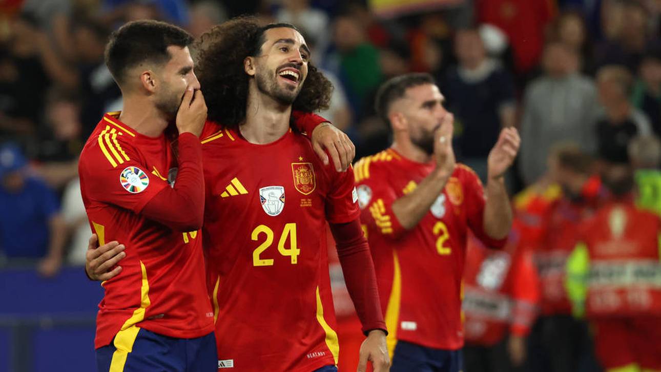 Marc Cucurella (2.v.l.) wird für seine Leistungen bei der EM abgefeiert